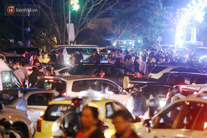 Đà Lạt chật kín du khách và phương tiện, các ngả đường ùn tắc kinh hoàng tối 30/4